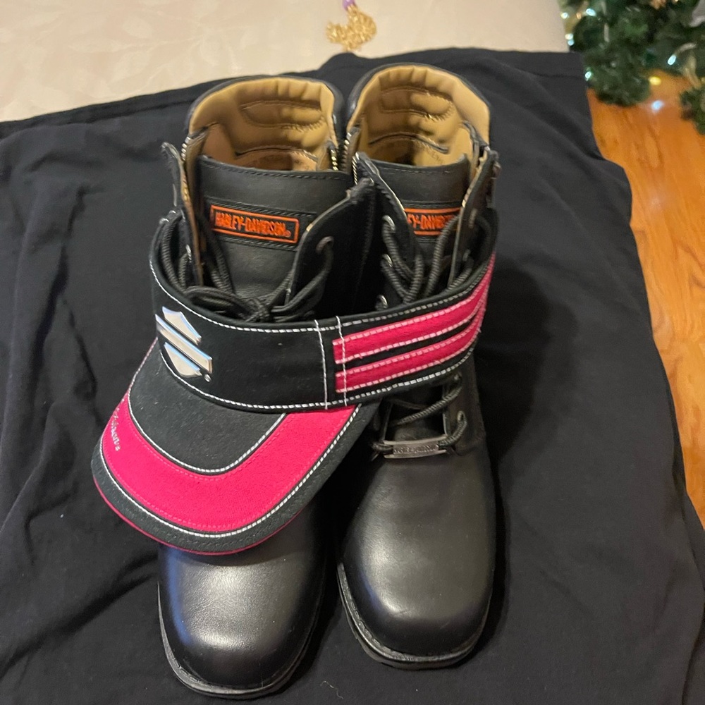 Harley Davidson boots/visor/t-shirt
